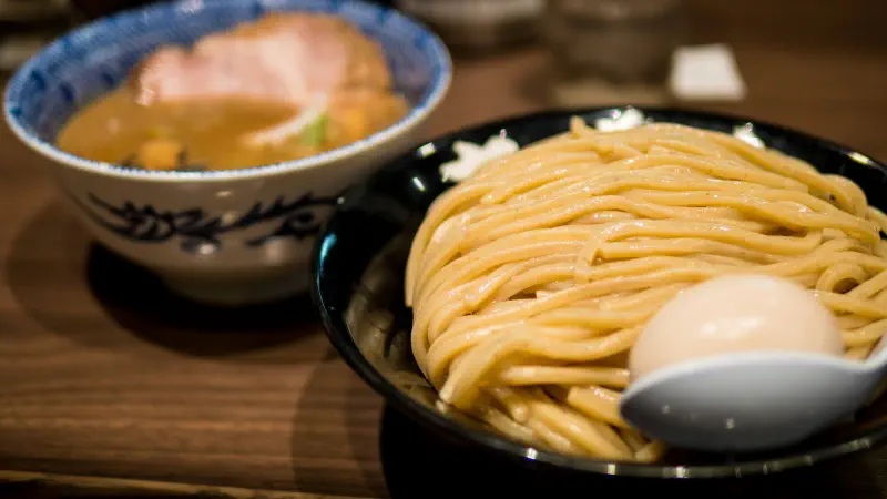 麺の色が変わるのは、器の底ではなく汁の縁からだった