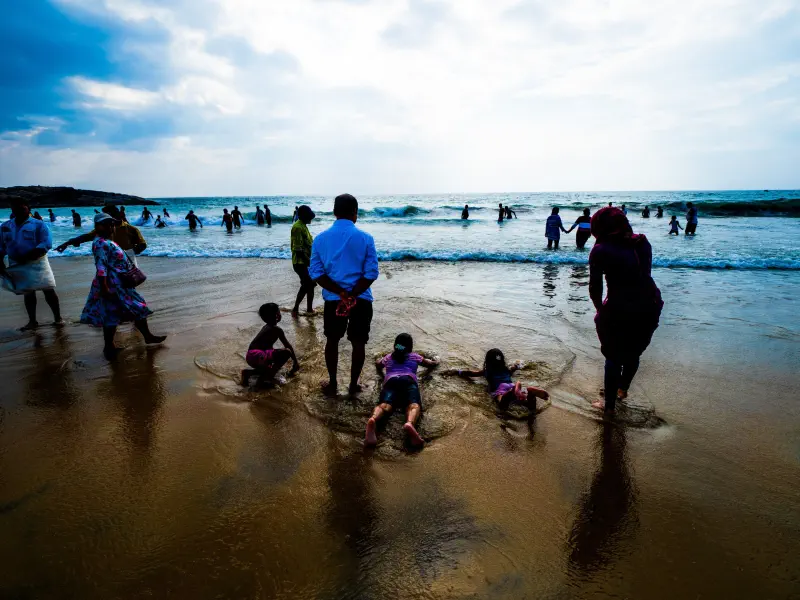 身体の向きが、浅い水へ別の深さをつくる