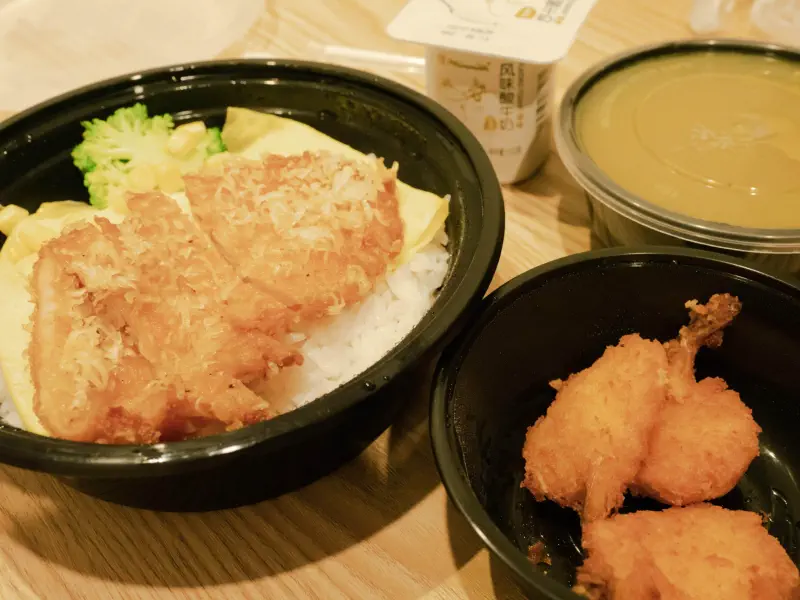 食卓の中心は、ひと口ごとに場所を変える