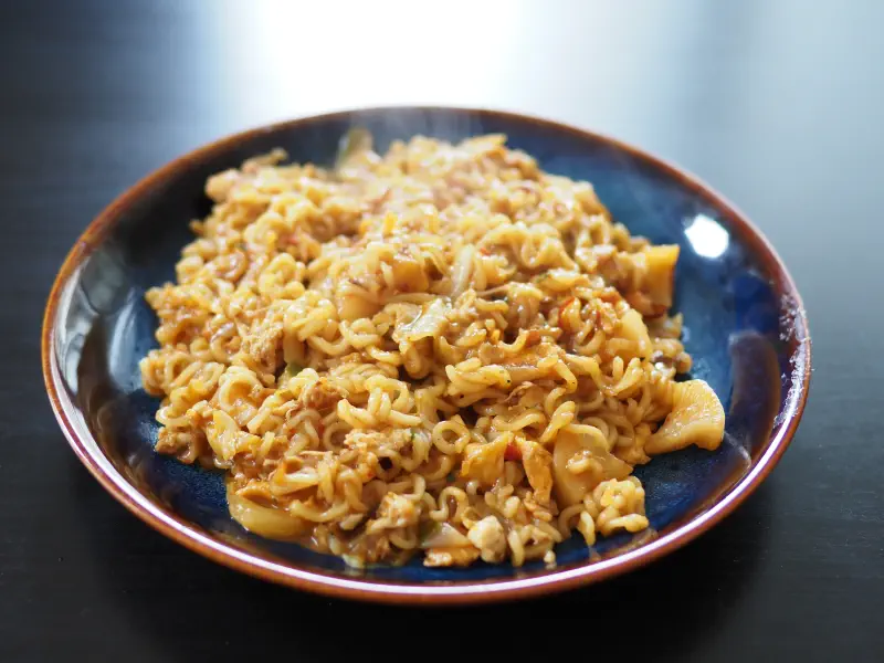 ほぐれた麺は、箸先より先に皿へ戻った