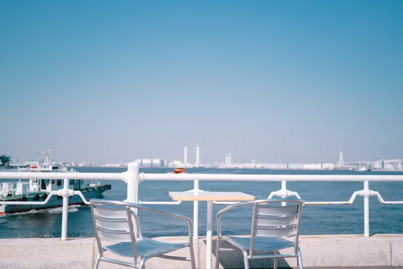誰も座らない椅子だけが、海の方を向いていた