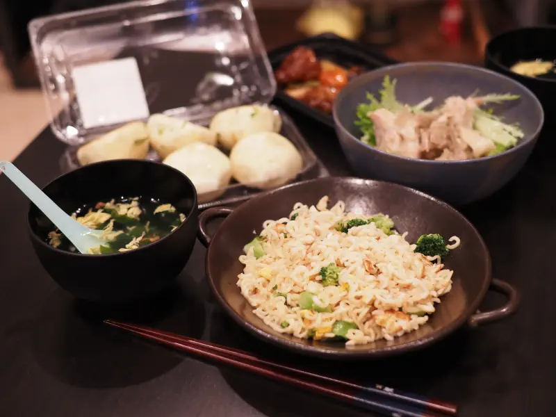 箸を戻すたび、食卓の中心が少しずつ変わった