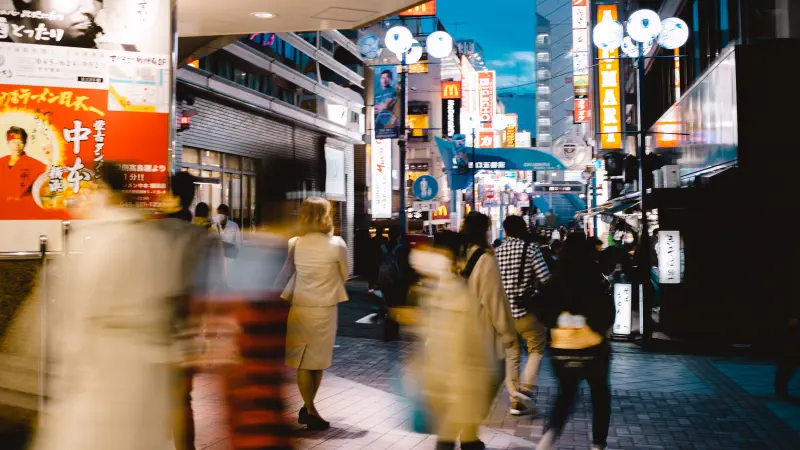 流れる人の間で、止まった人だけが明るく見えた