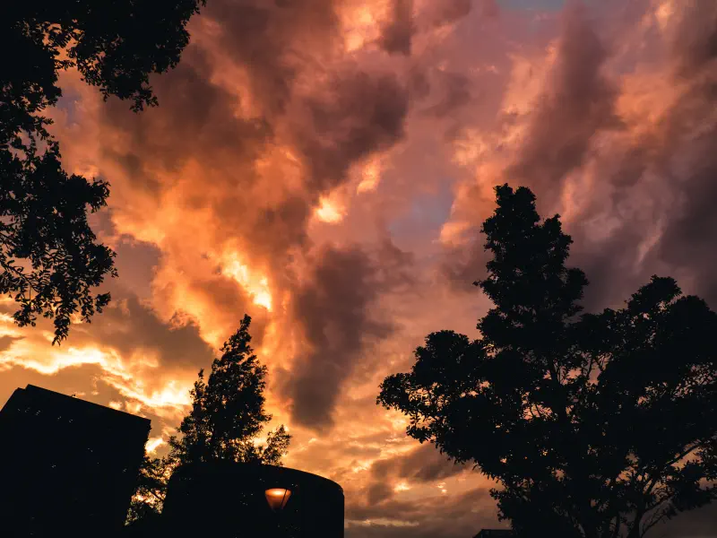 暗い雲の間に、夕方の色だけがいくつも残った
