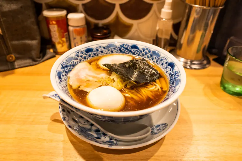 食べ始める前に残された卓上の余白