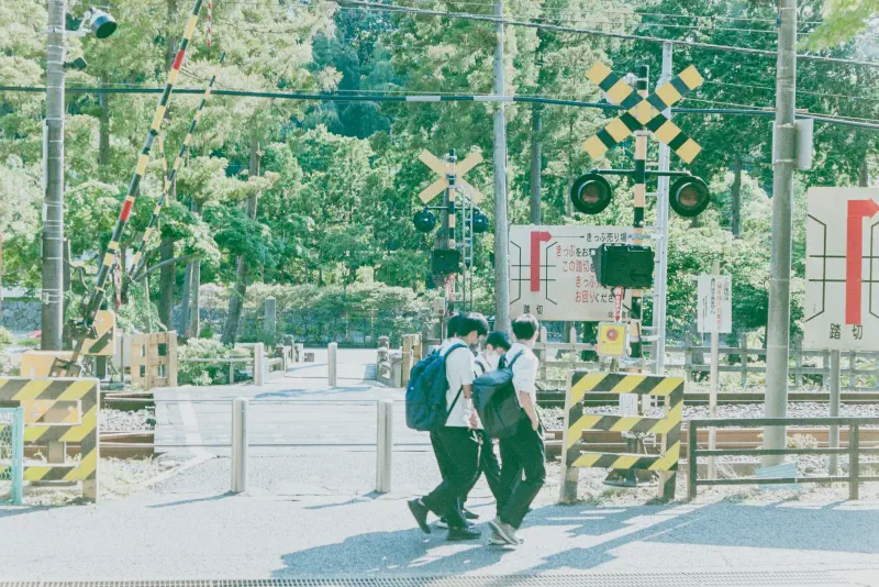 線路の手前でいったんそろう歩く速さ