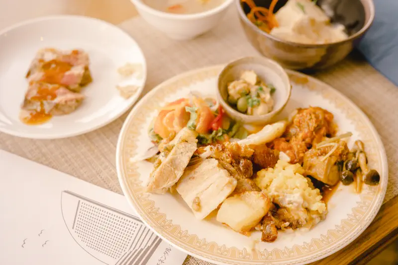 模様の大皿に集まるさまざまな料理