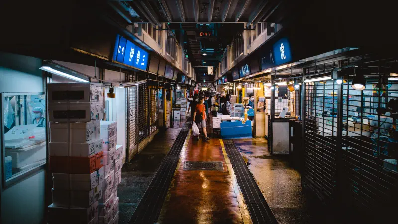 濡れた通路に続く市場らしい店先