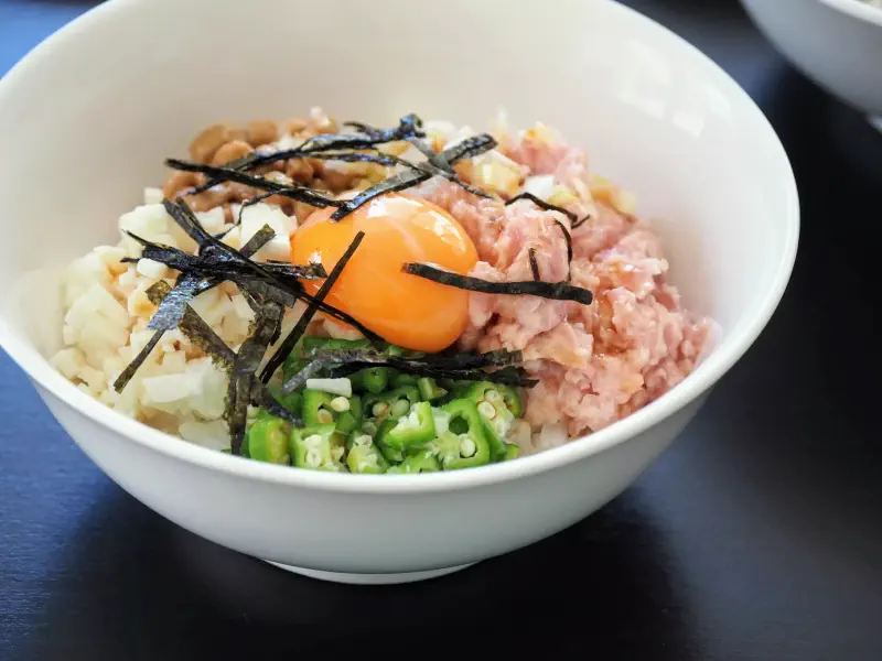 戻る丸みの内側には次の力の行方が残る