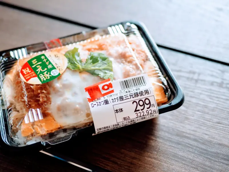 爪が越えた段差だけ赤い紙は細く残る