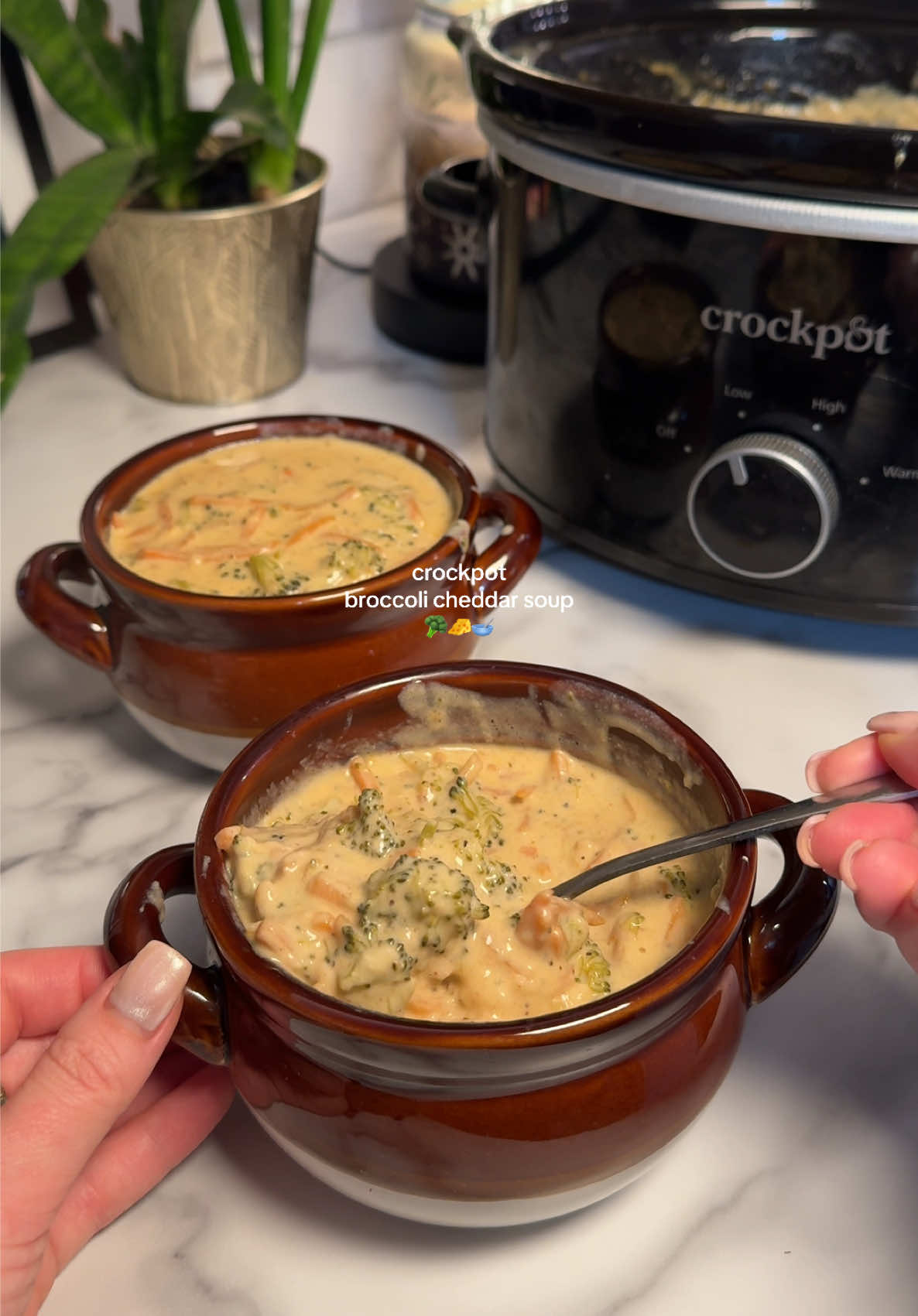 Easy Crockpot Broccoli Cheddar Soup
