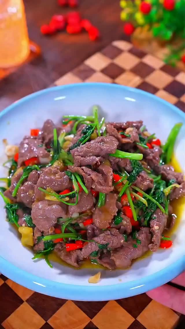 Tender Stir-Fried Beef with Garlic and Chiles