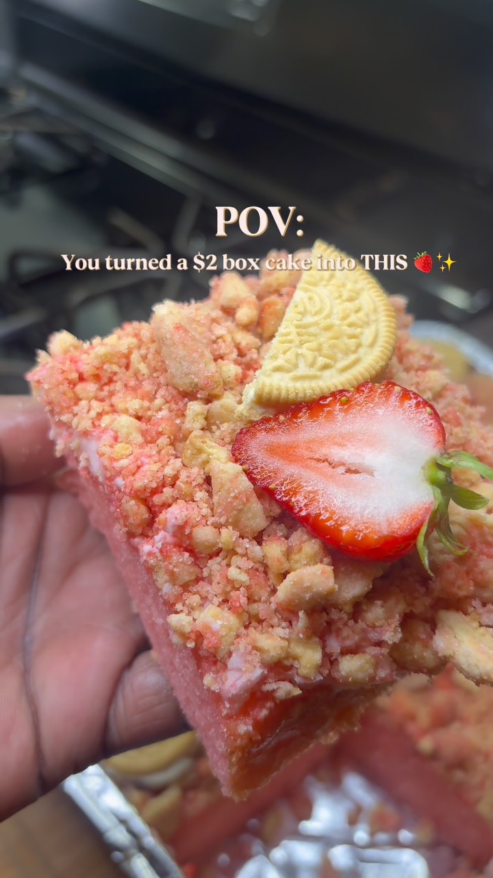 Easy Strawberry Crunch Cake