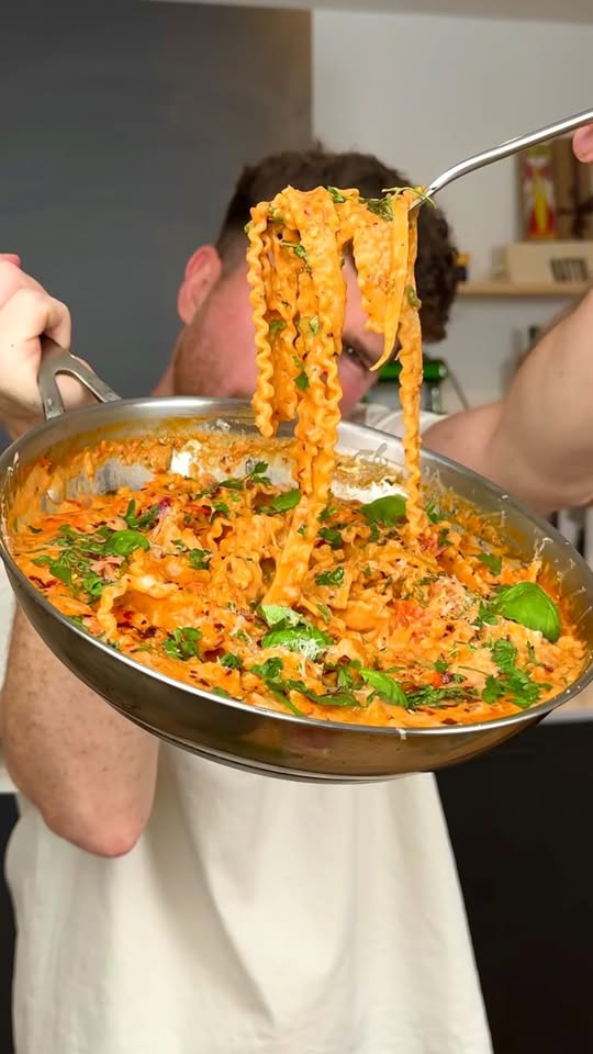 One-Pan Creamy and Spicy Tomato Pasta