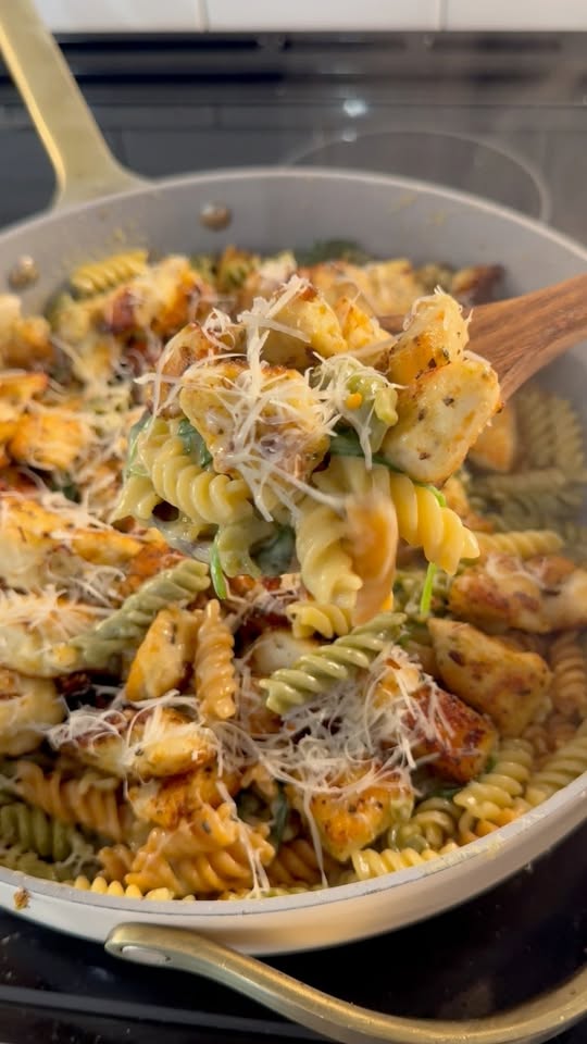 One-Pan Garlic Herb Chicken and Spinach Pasta