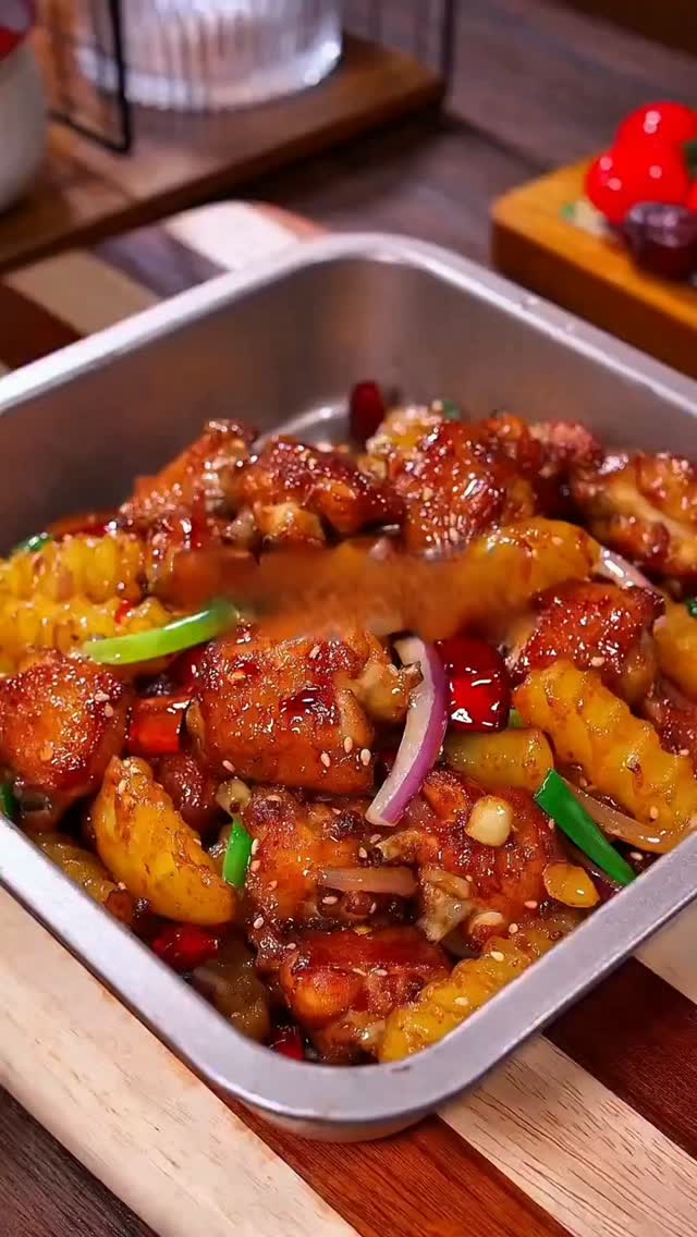 Crispy Chicken Wings with Potatoes and Spicy Sauce