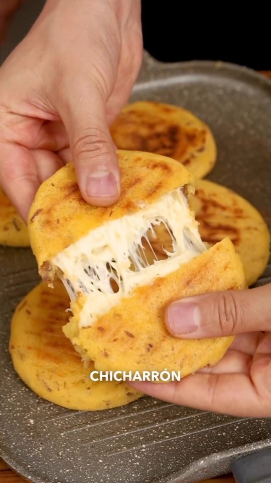 Arepas de Chicharrón con Queso