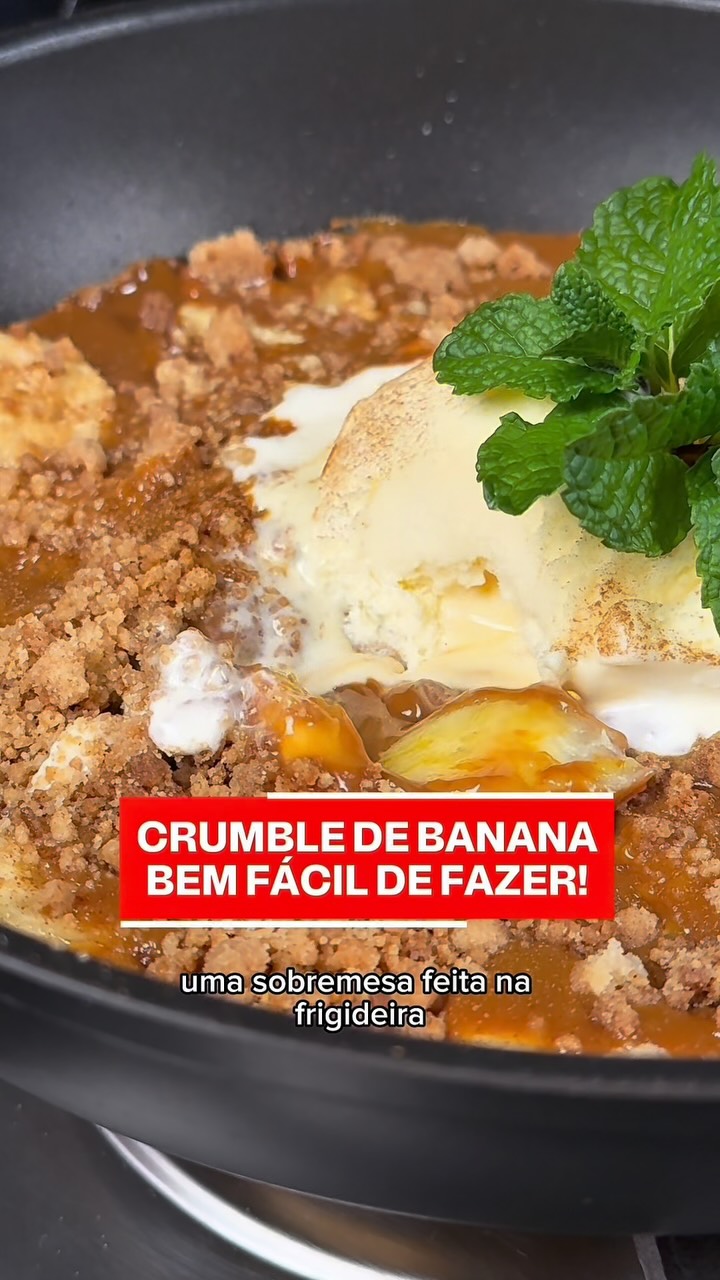 Banana crumble with dulce de leche and ice cream
