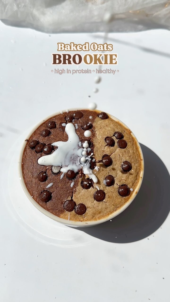 Brookie Baked Oats with Sugar-Free Chocolate Sauce