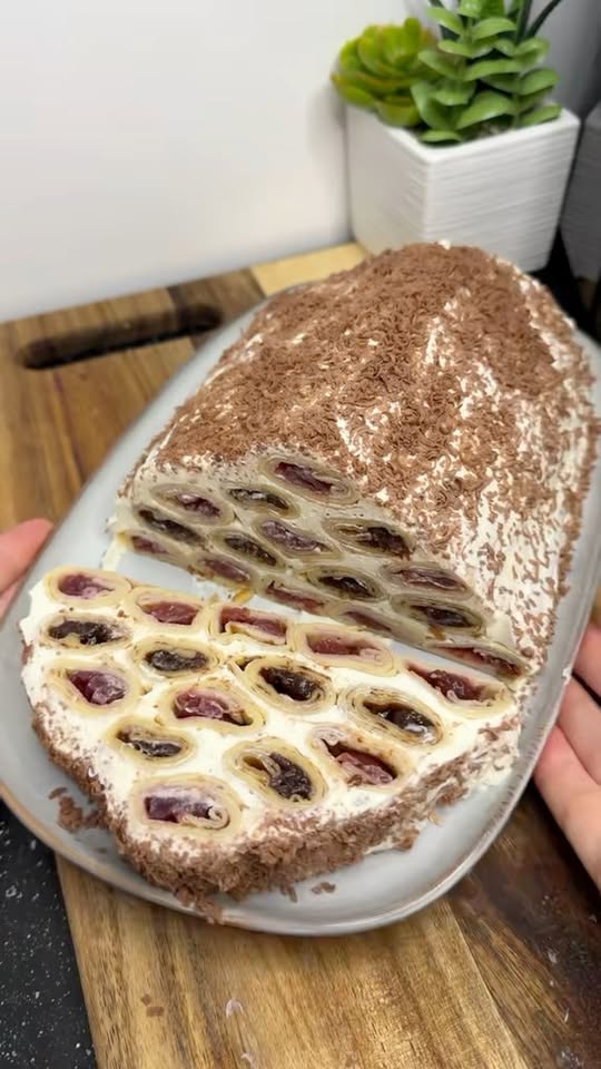 Cușma lui Guguță (No-Bake Moldovan Pancake Cake)
