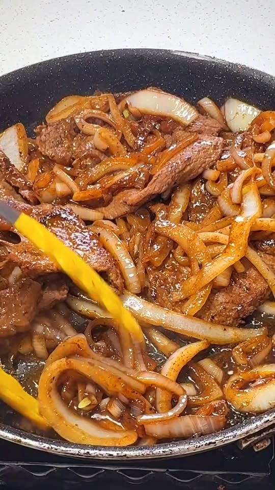 Bistec encebollado jugoso al estilo nicaragüense