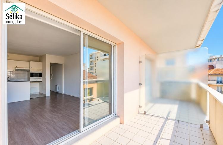 À 200 m de la plage, terrasse et parking !