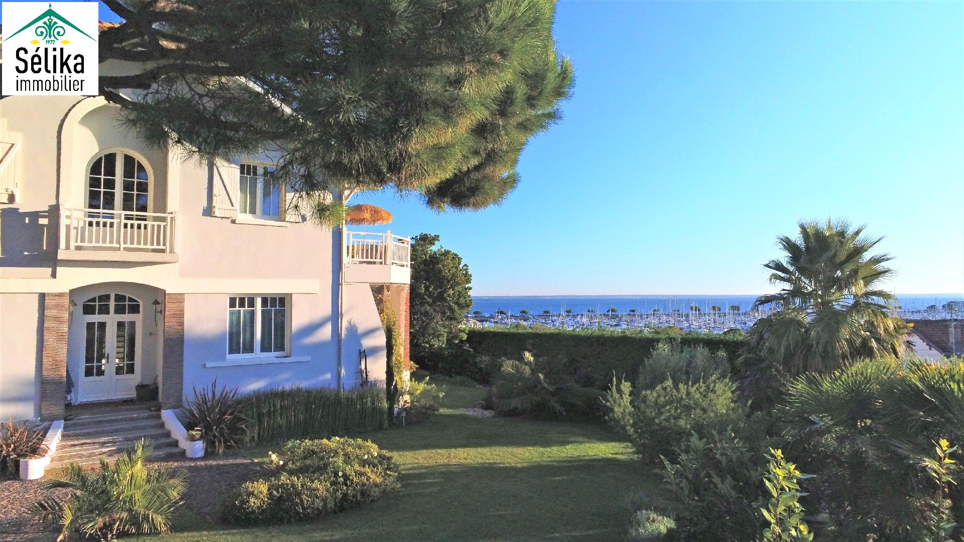 LUXUEUSE VILLA TYPIQUE AVEC PARC ET SUPERBE  VUE BASSIN !!! VENDU