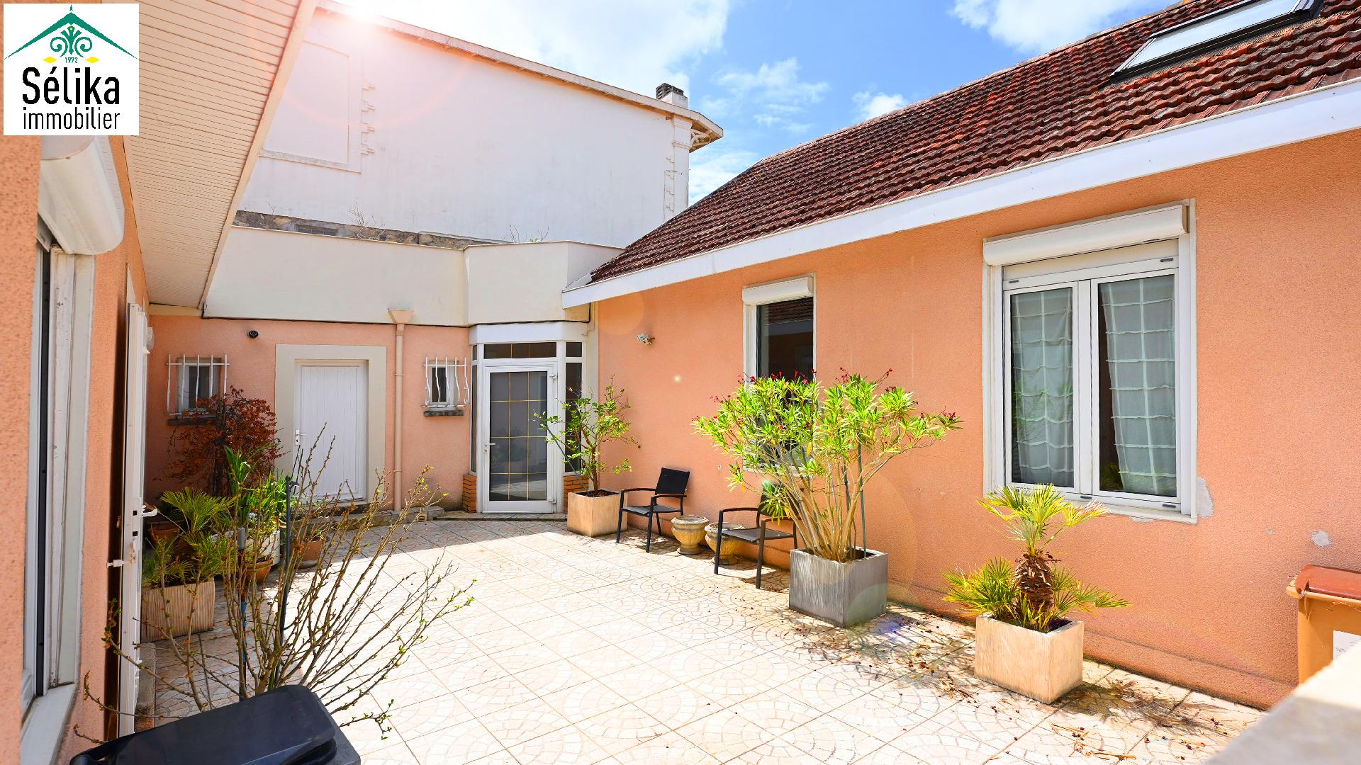 VILLA ARCACHONNAISE AVEC JOLI PATIO ! VENDU