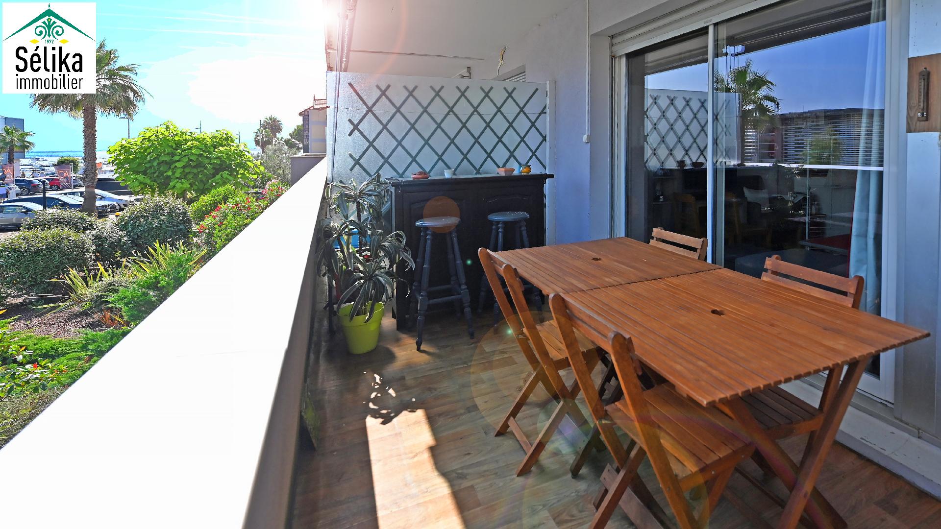 Vaste terrasse avec échappées bassin ! 