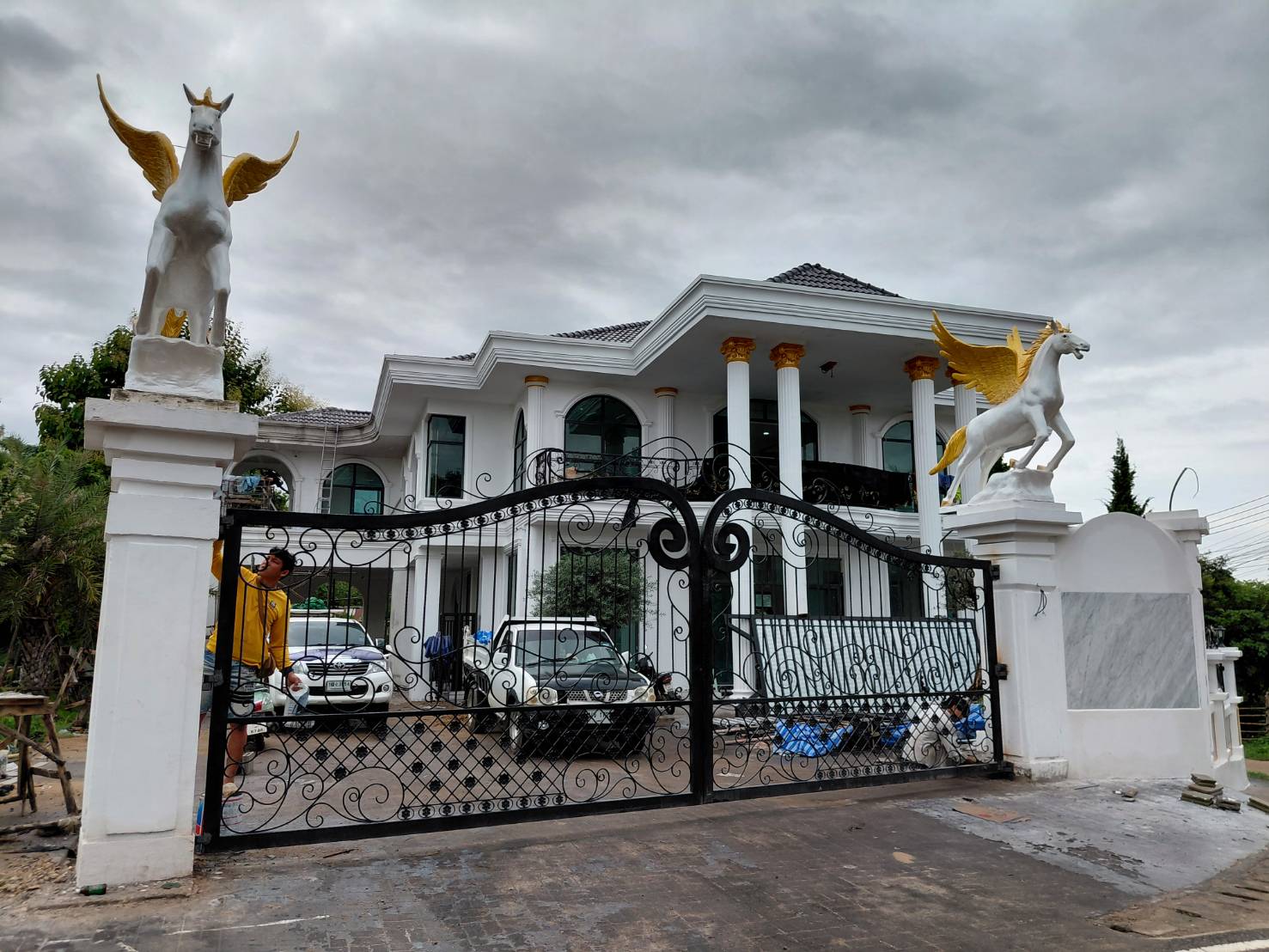 ประตูรั้วเหล็กดัด