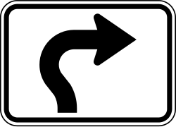 Advance right turn arrow plaque for circular intersections