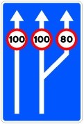 Imagen de la pregunta: Según esta señal, cuando la calzada pase a tener tres carriles, ¿a qué velocidad