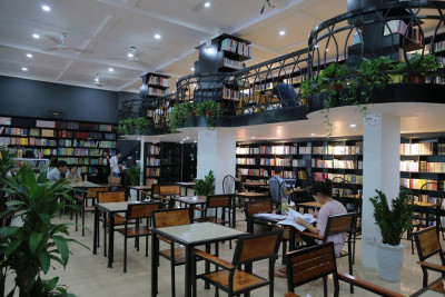 Thư viện cafe Đông Tây 1