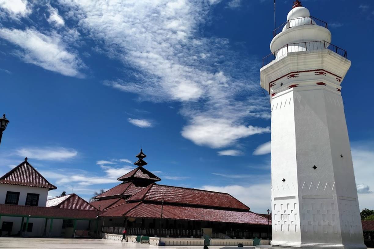 Pesona Masjid Agung Banten Dengan Arsitektur Lima Budaya 7807