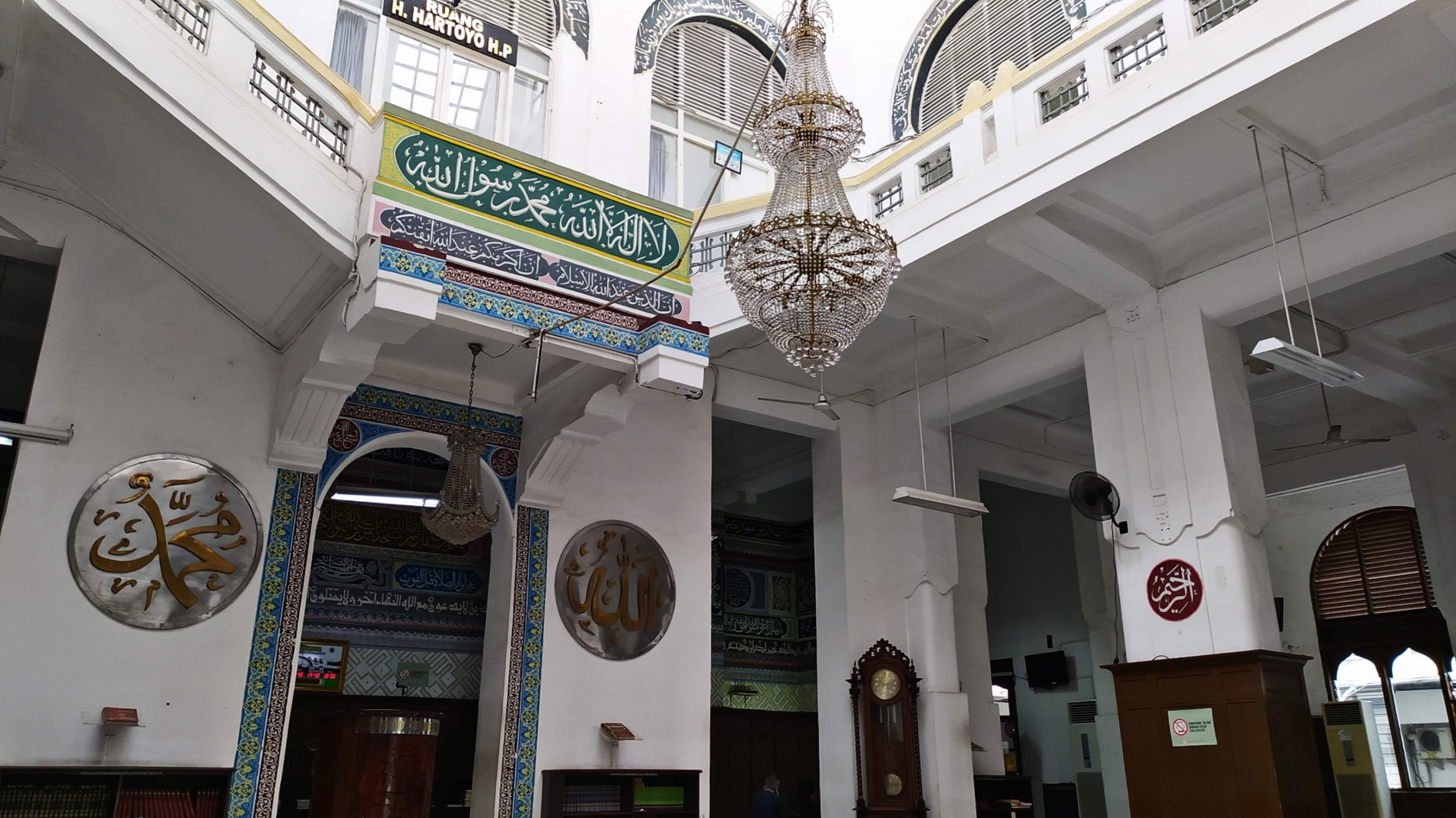 Bentuk Bangunan Masjid Cut Meutia.jpg