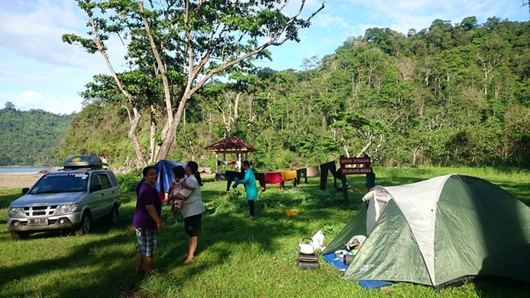 Berkemah di Sekitar Pantai Bandealit.jpg