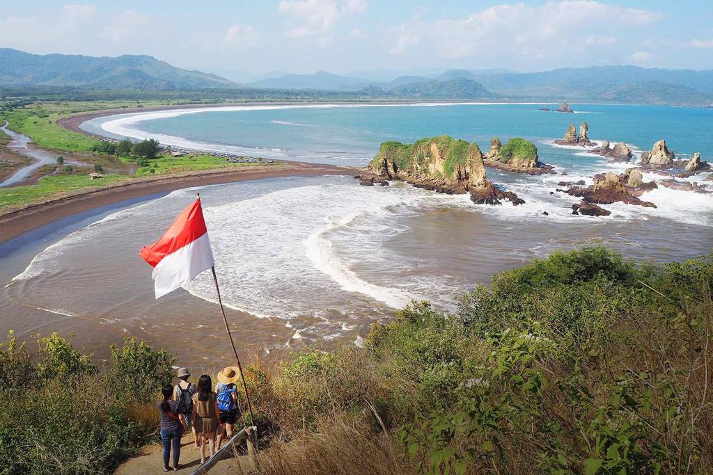 Bukit Samboja di Pantai Payangan.jpg