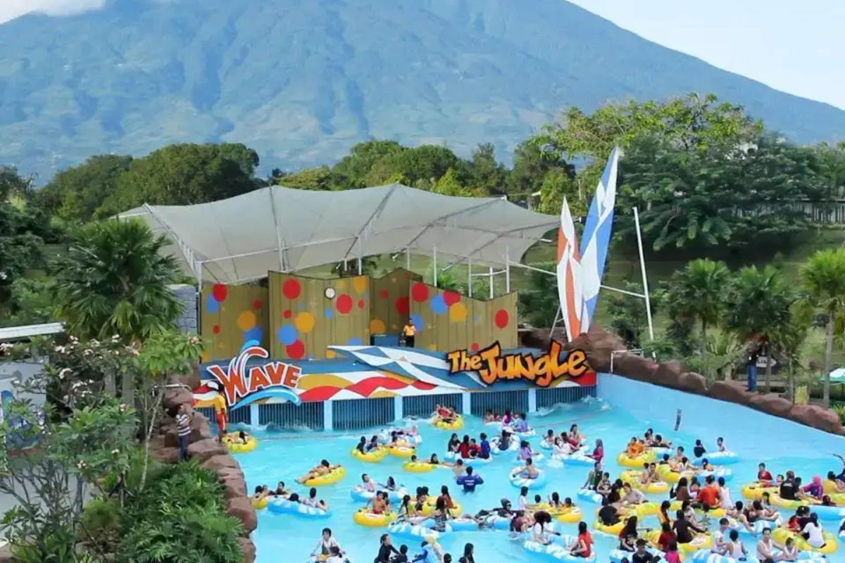 Kolam ombak di Boash Waterpark.jpg