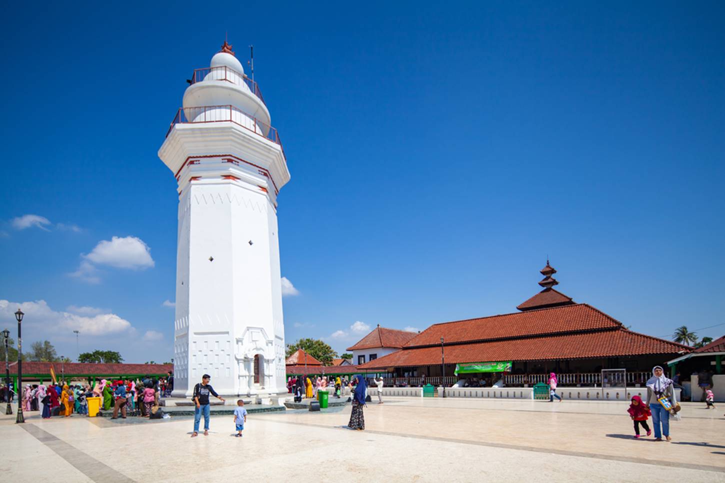 Pesona Masjid Agung Banten dengan Arsitektur Lima Budaya