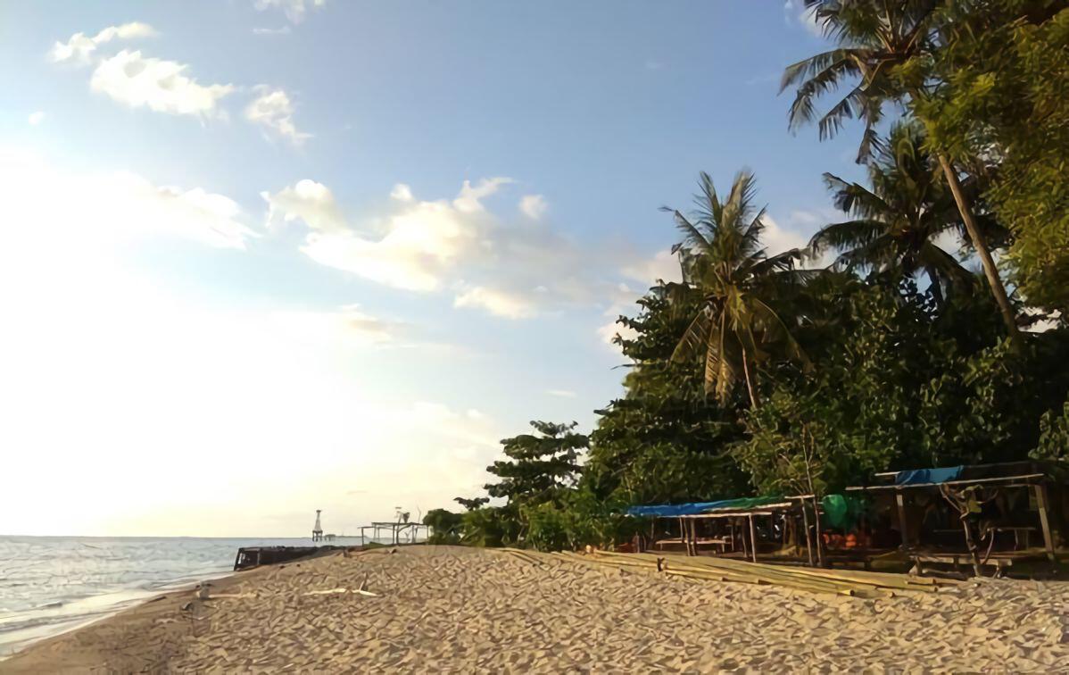 Pantai Anging Mammiri.jpeg
