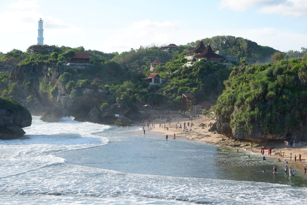 Pantai Ngrawe, Pesona Laut Biru yang Cantik di Yogyakarta.