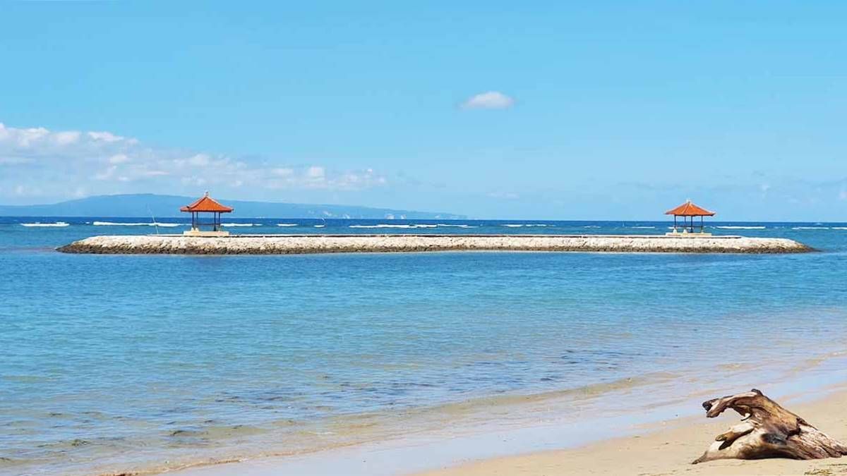 Pantai Sindhu, Melihat Indahnya Pasir Putih dan Penangkaran Penyu