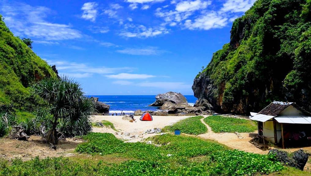 Liburan ke Pantai Wohkudu, Rasakan Sensasi Camping di Antara Dua Tebing