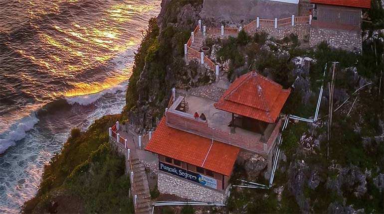 Menikmati Keindahan Laut Gunung Kidul dari Puncak Segoro