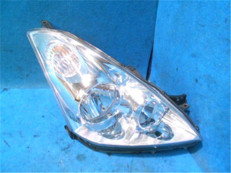 Right Headlight TOYOTA Wish 2004 CBA-ZNE14 — photo 1