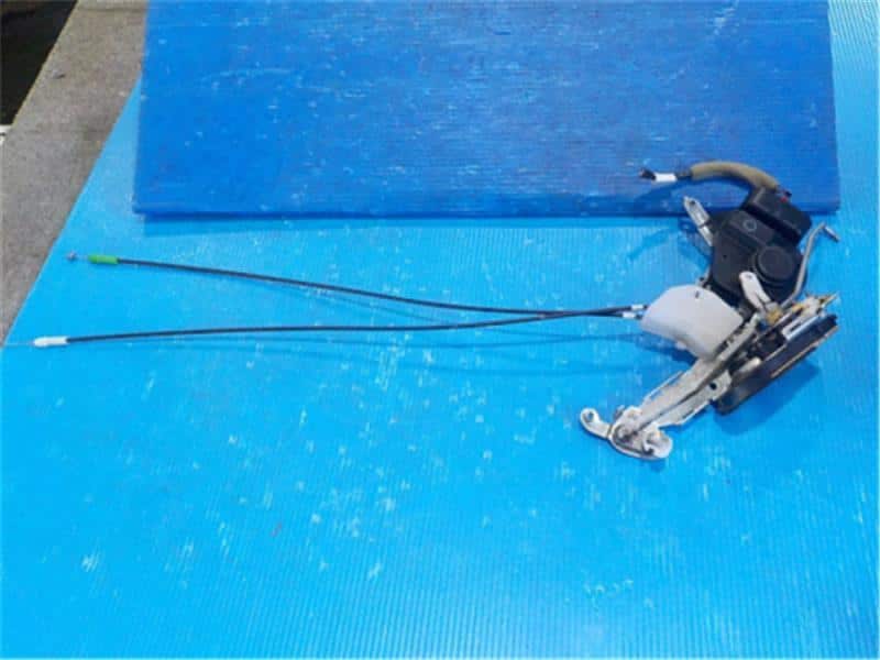 Front Right Door Lock Actuator TOYOTA COROLLA 2003 UA-NZE124 — photo 1