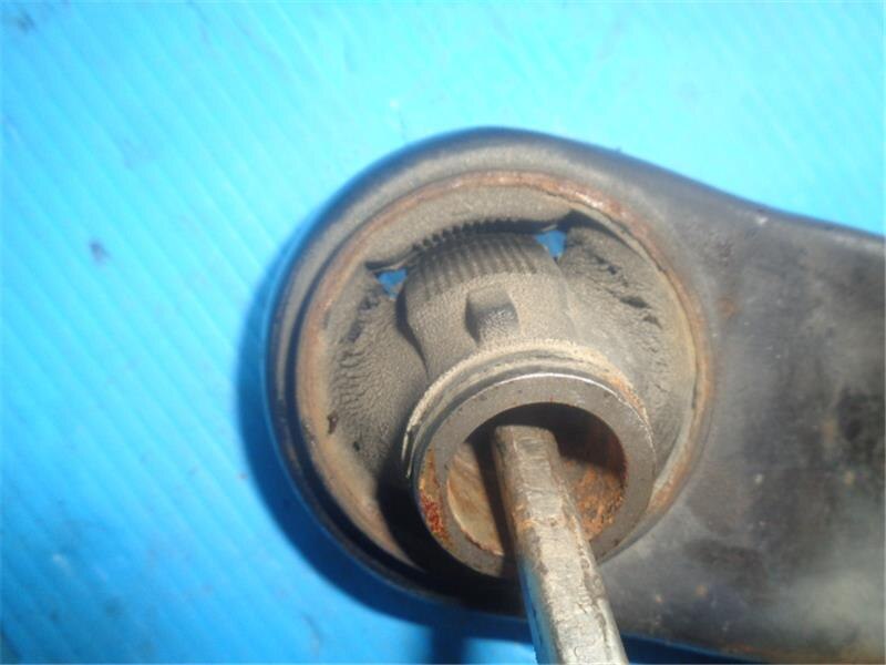 Front Right Lower Control Arm TOYOTA Vitz 2009 CBA-NCP95 — photo 3