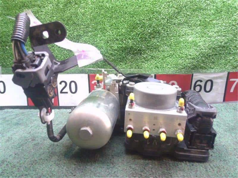 ABS Control Module TOYOTA C-HR 2017 DAA-ZYX10 — photo 3