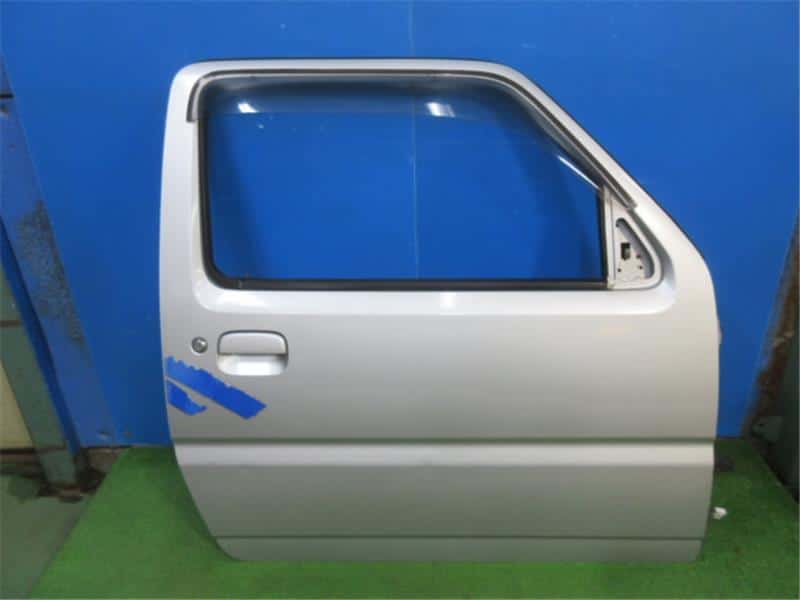 Front Right Door Assembly SUZUKI Jimny 1998 GF-JB23W — photo 1