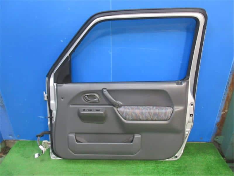 Front Right Door Assembly SUZUKI Jimny 1998 GF-JB23W — photo 5
